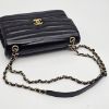 圖片 【哈極品】美品《CHANEL 香奈兒 黑色 全皮 橫條紋 雙C 鍊帶 側肩包/肩背包》