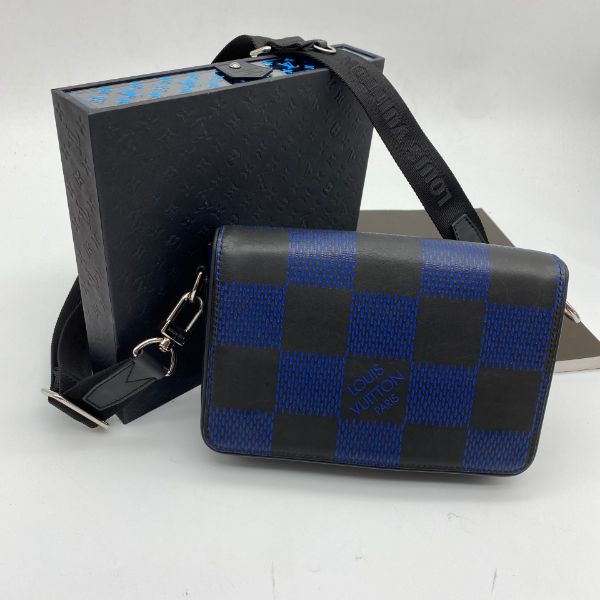 圖片 【哈極品】二手品《 Louis Vuitton LV 藍色大棋盤格 皮革壓印 二合一 斜背包/肩背包 全黑寬背帶》