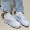 圖片 NIKE AIR FORCE 1 LOW W LIGHT ARMORY BLUE  寶寶藍 壓印小勾 女鞋 HF0022-100