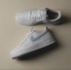 圖片 NIKE AIR FORCE 1 LOW W LIGHT ARMORY BLUE  寶寶藍 壓印小勾 女鞋 HF0022-100