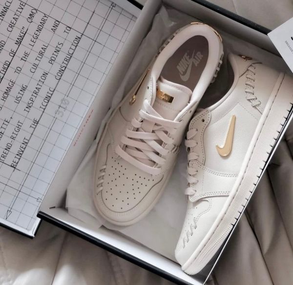 圖片 Nike Air Jordan 1 Low 米白色小金勾 編織 皮革 女款 FN5032-200/預購