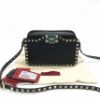 圖片 Valentino Rockstud 鎖釦鉚釘相機斜背包 黑色【促銷品】