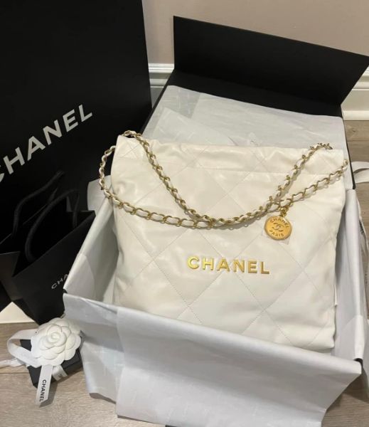 圖片 🌟 預購🌟 Chanel 香奈兒  22系列流浪包 金字菱格紋縫線亮面小牛皮肩背包/鏈條斜背包 白色/金鏈/小號