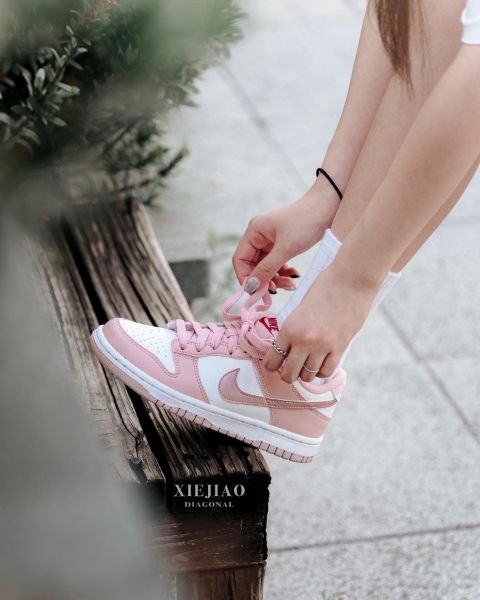 圖片 鞋教 預購 Nike Dunk Low GS "Pink Velvet" 天鵝絨緞面櫻花粉 DO6485-600