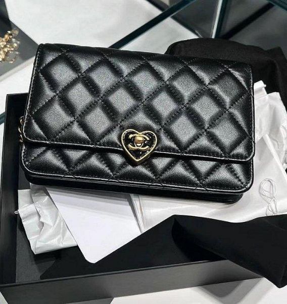 Chanel 愛心扣 WOC 鍊帶包 黑