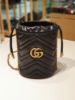 圖片 Gucci GG Marmont 575163 絎縫抽繩迷你水桶包 黑色《2024季度新品》