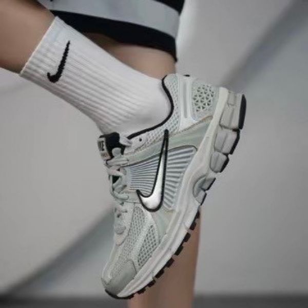圖片 Nike Zoom Vomero 5  薄荷綠 銀勾 復古運動鞋 FN6742-001