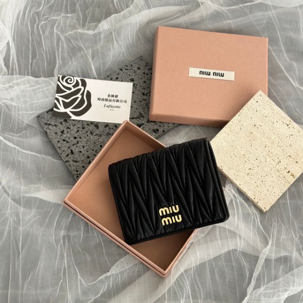 圖片 MIUMIU Matelassé 兩折黑色短夾