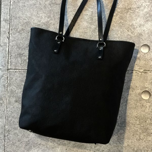 圖片 【哈極品】二手美品《SALVATORE FERRAGAMO 黑色布面LOGO直立購物包/肩背包》