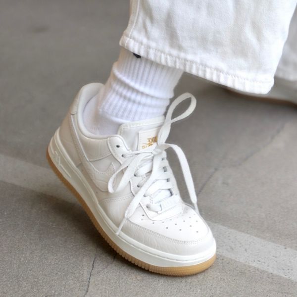 圖片 NIKE WMNS AIR FORCE 1 07 LX 米色 壓紋 焦糖底 DZ2708-001