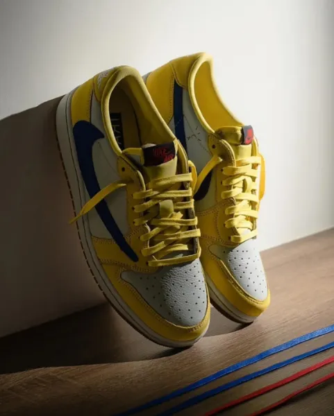 iSNEAKERS 現貨 Travis Scott x Air Jordan 1 Low OG "Canary" 金絲雀黃 DZ4137-700