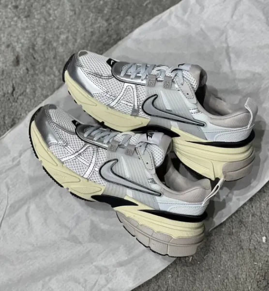 圖片 [現貨] Nike V2K Run Runtekk 復古白銀 FD0736-100 (24.5cm)