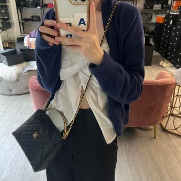 圖片 Chanel 24a黑金荔枝手柄飯盒包