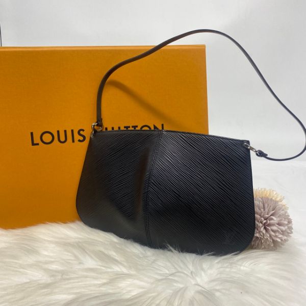 圖片 【哈極品】二手美品 《Louis Vuitton LV 黑色 EPI 水波紋 銀扣 貝殼扁包 手提/腋下包》