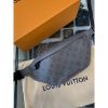 圖片 Louis Vuitton LV 經典 灰色壓紋設計 男生 腰包