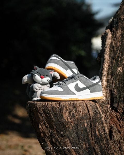 圖片 鞋教  預購 Nike Dunk Low "Grey Gum" 反光麂皮煙灰生膠底 FV0389-100