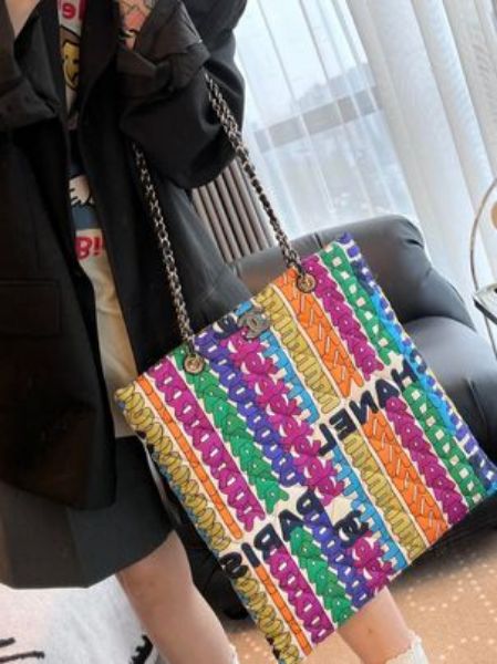 圖片 Chanel 21k 彩虹字母托特🌈