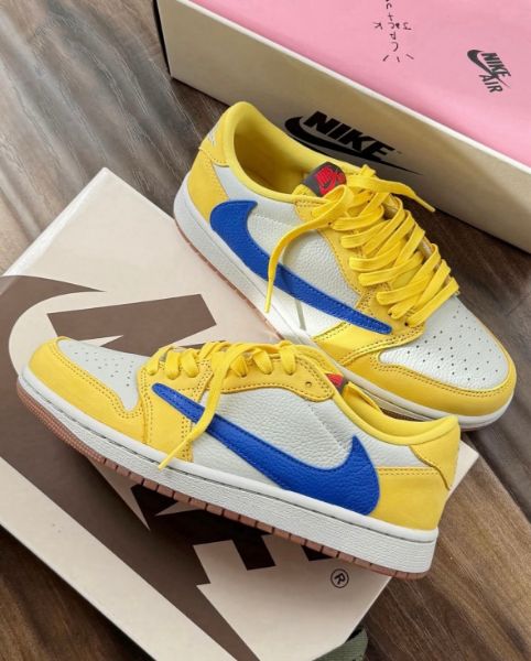 圖片 Travis Scott x Air Jordan 1 Low OG '' Canary Yellow'' 檸檬黃 藍勾 金絲雀藍 倒鉤 DZ4137-700/預購