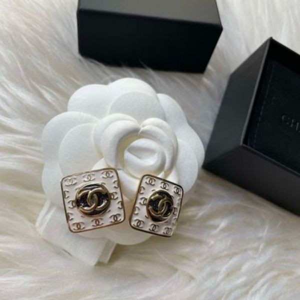 圖片 Chanel 24c 黑白滿logo方塊耳針