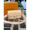 圖片 Louis Vuitton LV Diane 壓紋款式 白色 女生法棍包