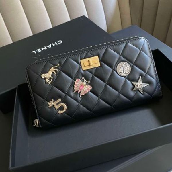 Chanel 黑金復刻徽章2.55拉鍊長夾-zingala商店