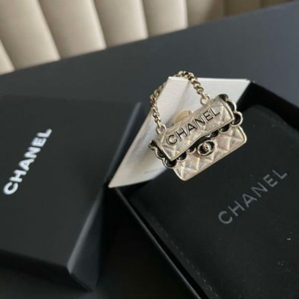 圖片 Chanel 24b 珠光字母鏈條cf胸針