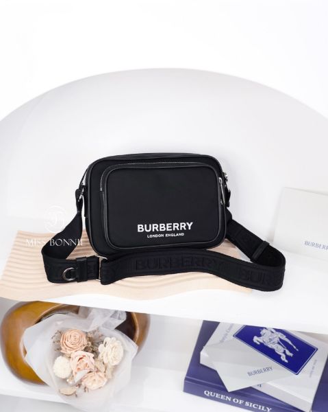 圖片 BURBERRY 素面尼龍側背包(預購)