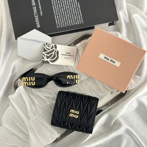 圖片 MIUMIU Matelassé 三折黑色短夾