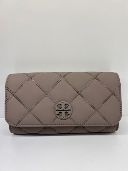 圖片 Tory Burch Willa經典圓牌LOGO菱格紋皮革吸釦斜背包(灰)