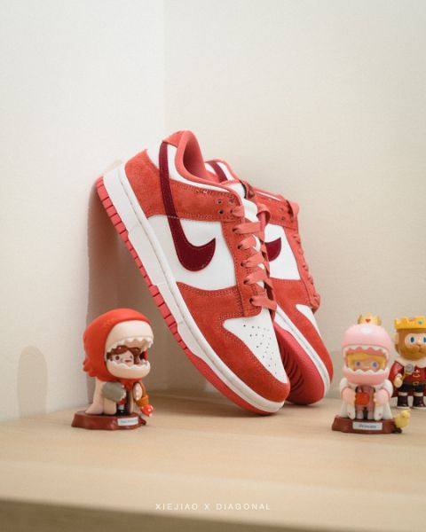 圖片 鞋教 預購 Nike W Dunk Low "Valentine's Day" 情人節限定 麂皮草莓熊 FQ7056-100