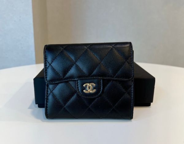 圖片 𝐂𝐇𝐀𝐍𝐄𝐋 Cf三折短夾羊皮金色