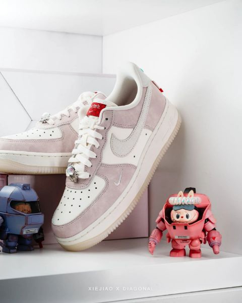 圖片 鞋教 預購 Nike W Air Force 1 '07 Low LX "Year of the Dragon 2024" 龍年限定 水晶龍珠 麟紋 藕粉 FZ5066-111