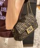 圖片 Fendi 8BR793 Baguette FF 緹花貝貴包 棕色-能適應日常通勤，也適合派對或正式場合《當季專櫃正售★全新商品 》