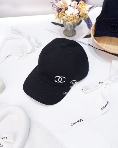 圖片 CHANEL 24A內裏迴紋針圖騰刺繡LOGO棒球帽/黑色