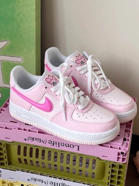 圖片 鞋教 Nike W Air Force 1 '07 Low LX "Pearl Pink Paw Print" 桃粉 貓爪 女款 HM3696-661