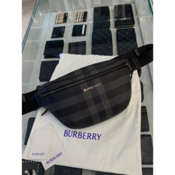 圖片 Burberry 經典 字母Logo 搭配 黑格紋設計 男生腰包