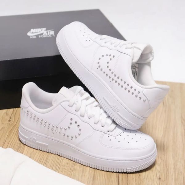 圖片 鞋教 Nike W Air Force 1 '07 Low "Studded Swoosh" 全白 鉚釘 銀勾 女款 FQ8887-100