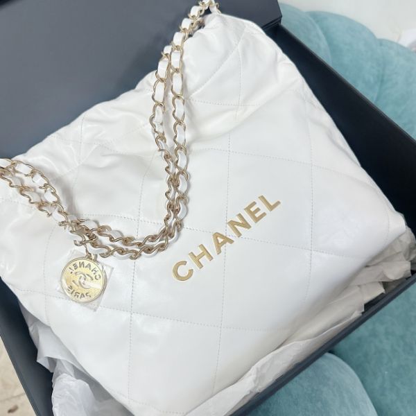 圖片 【Luxury】在台現貨 香奈兒 CHANEL 22 小號 白金 亮面小牛皮&金色金屬 全配 金扣