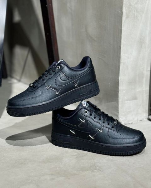 圖片 鞋教 Nike W Air Force 1 '07 LX "Black Silver Mini Swoosh" 黑魂 小銀勾 HQ1180-001