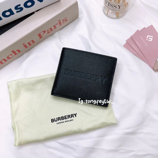 圖片 BURBERRY 經典壓印LOGO 8卡男短夾 對開短夾