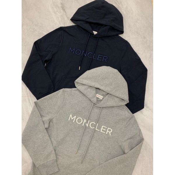 圖片 Moncler 經典 刺繡字母設計 搭配 手臂Logo 深藍 灰色 帽t