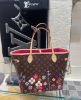 圖片 LV 2025 爆款 🔥 LV x TM 村上隆 X 路易威登 M13271 Neverfull MM 美爆了💕老花