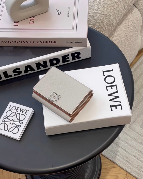 圖片 【Loewe】卵石紋小牛皮三折短夾 淺幽靈色