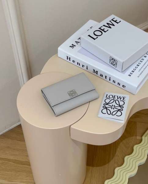 圖片 【Loewe】卵石紋小牛皮小號短夾 淺幽靈色