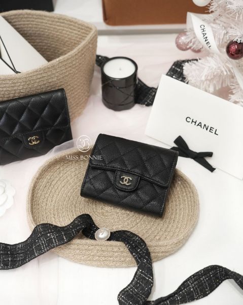 圖片 CHANEL Coco菱格紋荔枝牛皮短夾(側拉鍊款)-黑色淡金釦(預購)