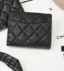 圖片 CHANEL Coco菱格紋荔枝牛皮短夾(側拉鍊款)-黑色淡金釦(預購)