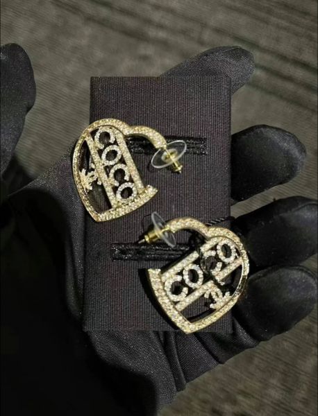 圖片 Chanel香奈兒 ￼ 愛心造型耳環 鏤空COCO字母設計滿版水鑽鑲嵌 穿式耳環