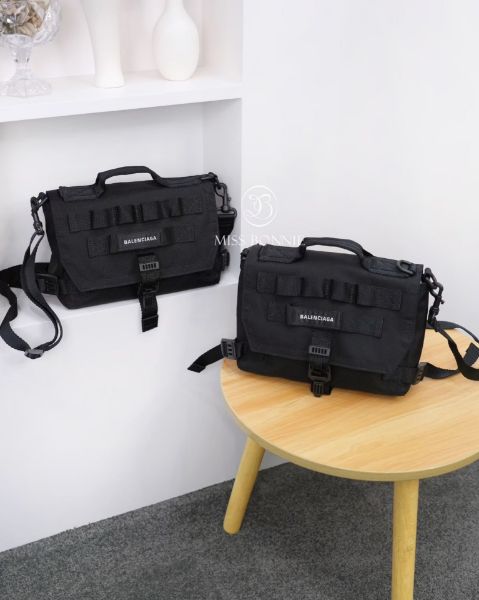 圖片 BALENCIAGA 帆布郵差包(預購)