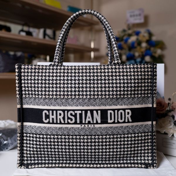 圖片 《Dior BOOK TOTE 千鳥紋 中號》