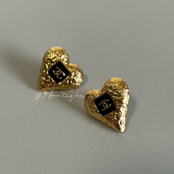 圖片 Chanel 黑色金沙熔岩愛心耳針 
